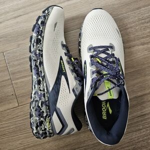 Men's size 10 Brooks Ghost 15 off-white/electric yellow
